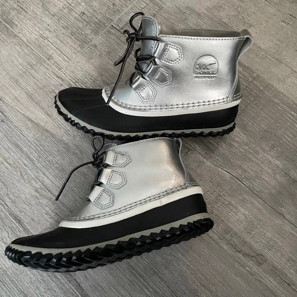 Sorel womens out N about boots sz. 6